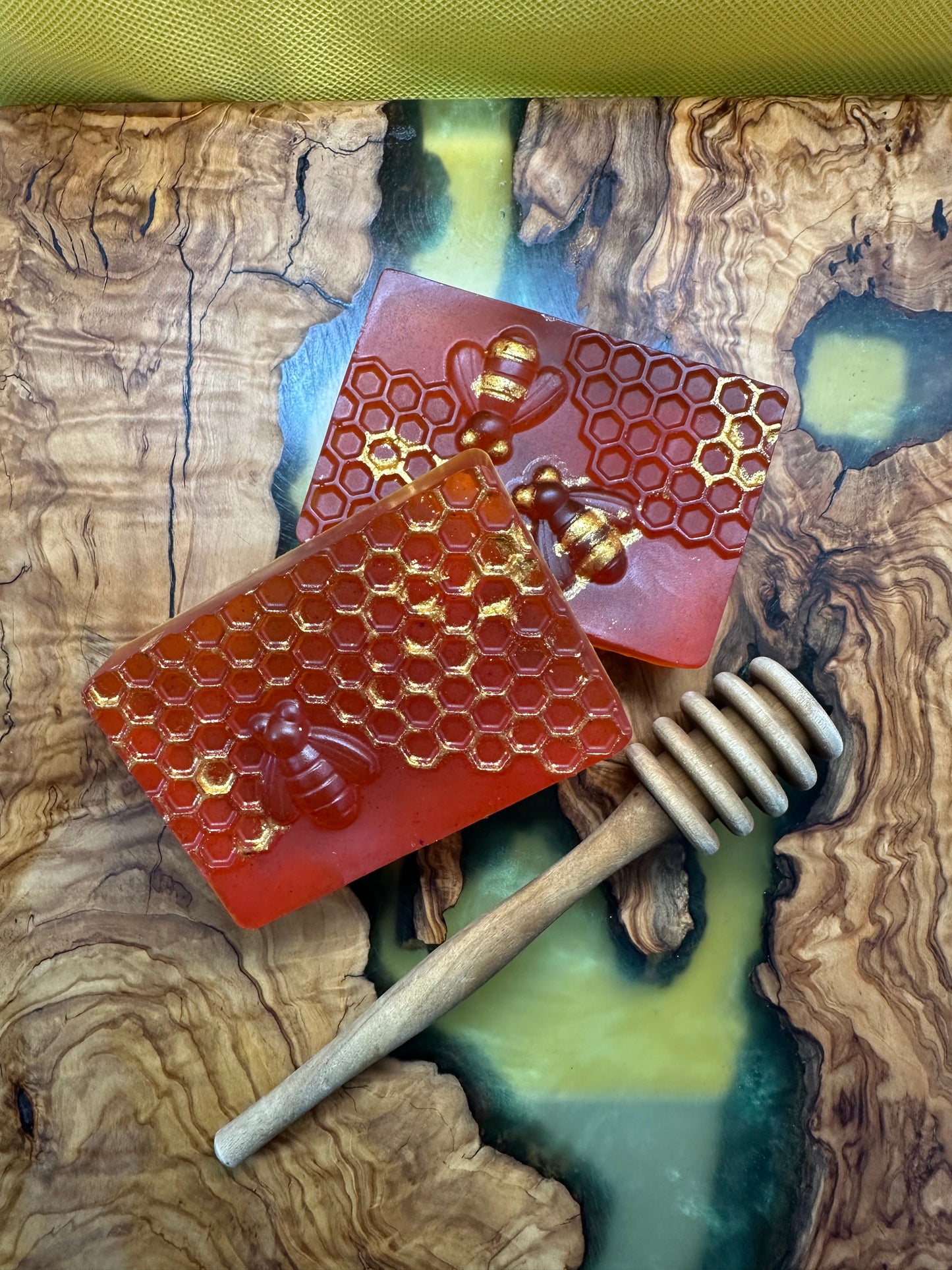 Moisturizing Honey Soap with Honeycomb Bee Design for Dry Skin | Exfoliating | Antibacterial | Scar Fading | Soothing | Natural & Cruelty-Fr