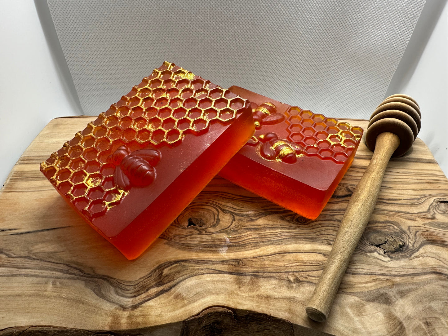 Moisturizing Honey Soap with Honeycomb Bee Design for Dry Skin | Exfoliating | Antibacterial | Scar Fading | Soothing | Natural & Cruelty-Fr
